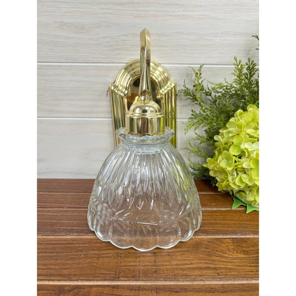 Vintage Brass Hollywood Wall Sconce Light with Scalloped Glass Shade - Picture 1 of 10